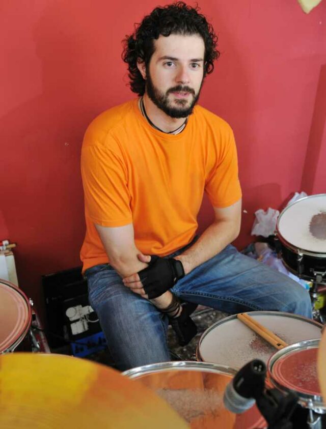 Baterista com cara desanimada