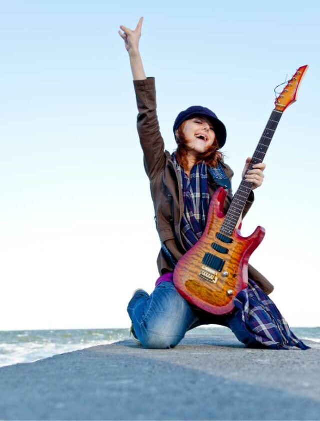 Guitarrista tocando guitarra de forma animada.